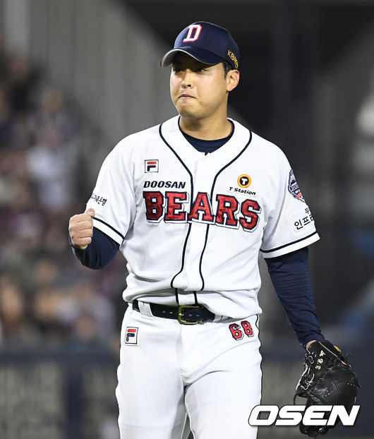 22일 오후 서울 잠실구장에서 ‘2019 신한은행 MY CAR KBO리그 포스트시즌’ 두산 베어스와 키움 히어로즈의 한국시리즈 1차전이 열렸다.6회초 2사 3루에서 두산 이형범이 키움 서건창을 땅볼로 처리하고 환호하고 있다. /sunday@osen.co.kr