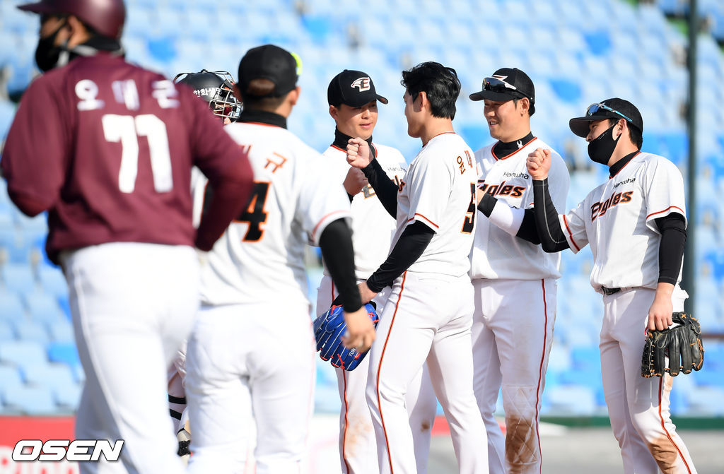 경기 종료 후 마운드 근처에 모인 한화 선수들이 연습경기 승리를 기뻐하고 있다. /cej@osen.co.kr