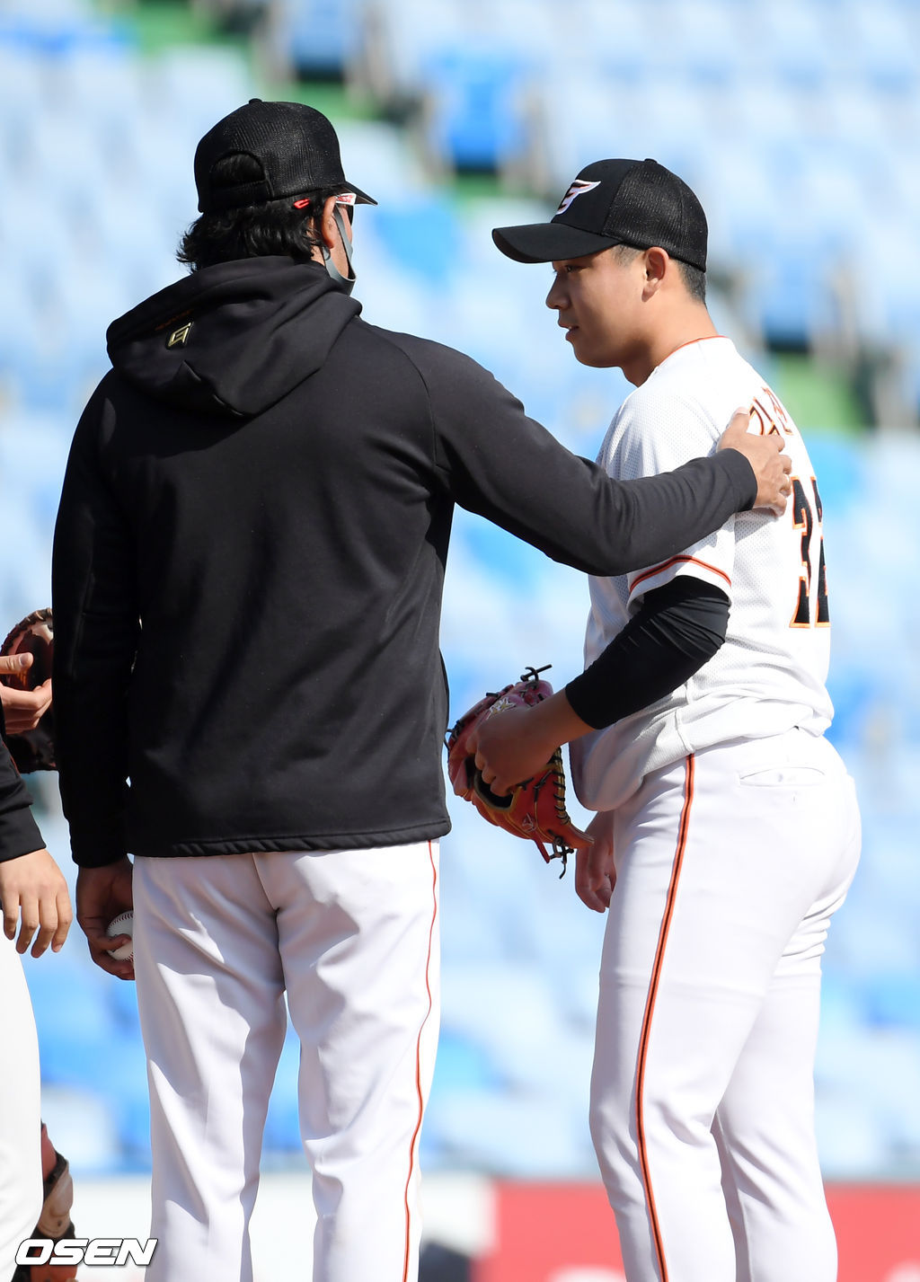 수베로 감독이 마운드에 올라 투수 김진욱을 교체하고 있다. /cej@osen.co.kr
