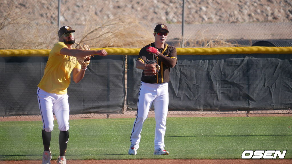 [OSEN=피오리아(미 애리조나주), 이사부 통신원] 샌디에이고의 김하성(오른쪽)이 6일(한국시간) 미국 애리조나주 피오리아의 캠프에서 열린 훈련에서 페르난도 타티스 주니어와 함께 유격수 수비 훈련을 하고 있다. /lsboo@osen.co.kr