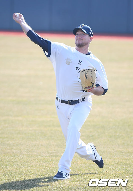 자가 격리를 마친 새 외국인 투수 파슨스가 캐치볼을 하고 있다. /youngrae@osen.co.kr 