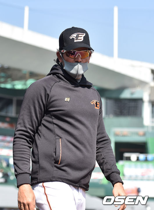 5일 대전 중구 한화생명이글스파크에서 키움 히어로즈와 한화 이글스의 연습 경기가 열렸다.한화 수베로 감독이 경기 중 작전을 지시하고 있다. /cej@osen.co.kr