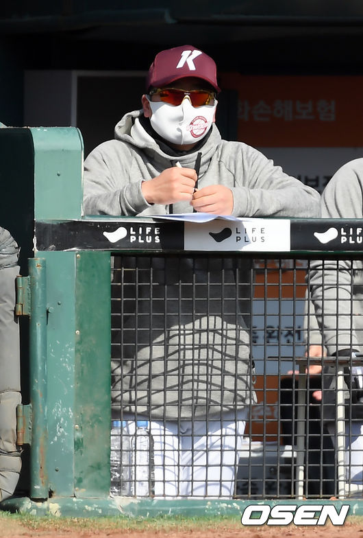 키움 홍원기 감독이 메모하며 경기를 지켜보고 있다. /cej@osen.co.kr