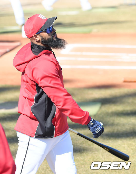 KT 위즈가 17일 부산시 기장현대차드림볼파크에서 2021시즌을 준비하는 스프링캠프를 차리고 담금질에 나섰다.알몬테가 타격 훈련을 하고 있다. /youngrae@osen.co.kr