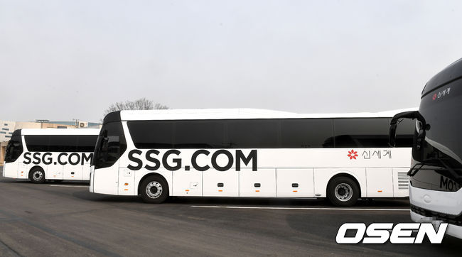 SSG 랜더스가 6일 오후 제주 스프링캠프를 마치고 김포공항에 도착했다. 사진은 선수들을 맞이하기 위해 대기 중인 SSG 구단 버스. / dreamer@osen.co.kr