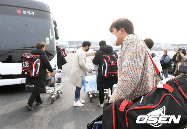 SSG 선수들이 버스에 오르고 있다. / dreamer@osen.co.kr