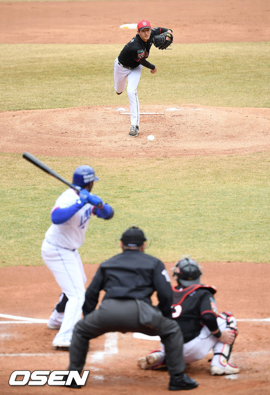6일 대구 삼성라이온즈파크에서 삼성 라이온즈와 KT 위즈의 연습경기가 열렸다. 1회말 KT 선발 고영표가 공을 던지고 있다. /cej@osen.co.kr