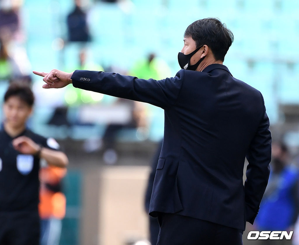 27일 오후 전북 전주월드컵경기장에서 ‘하나원큐 K리그1 2021’ 전북 현대와 FC 서울의 경기가 열렸다.후반 전북 김상식 감독이 선수들에게 작전을 지시하고 있다. /sunday@osen.co.kr