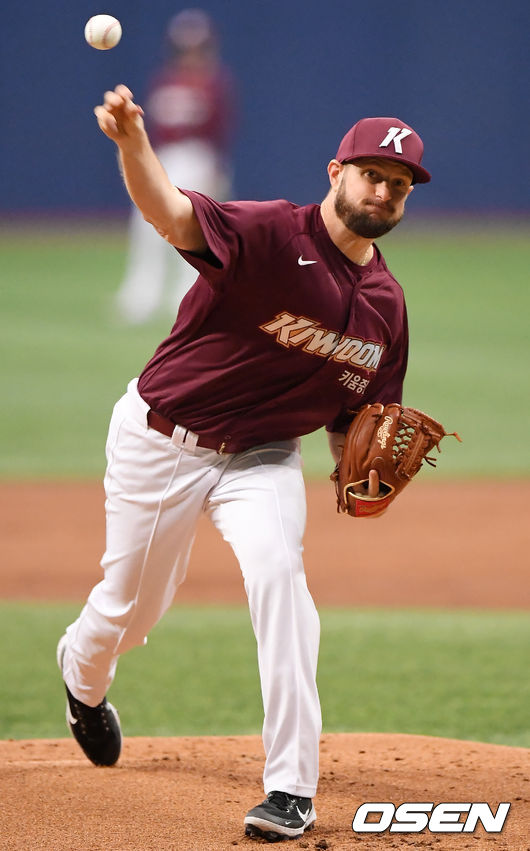 키움 스미스가 마운드 위에서 힘차게 공을 뿌리고 있다. /rumi@osen.co.kr