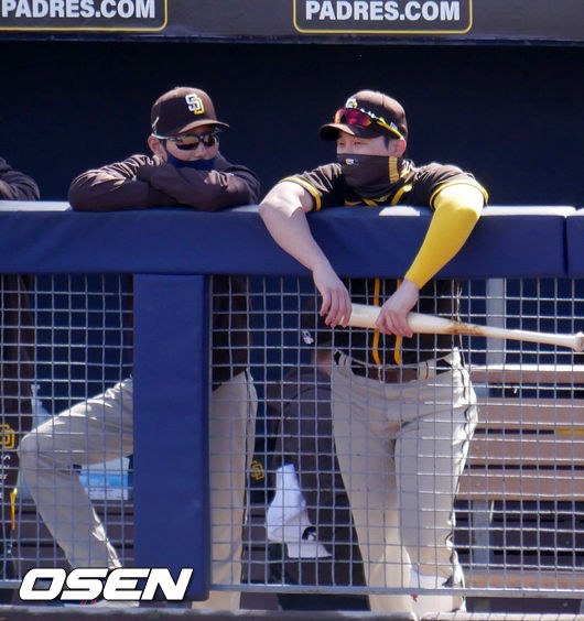 [OSEN=피오리아(미 애리조나주), 이사부 통신원] 샌디에이고 파드리스의 김하성이 덕아웃에서 경기를 준비하며 염경엽 전 SK 와이번스 감독과 얘기를 나누고 있다. /lsboo@osen.co.kr