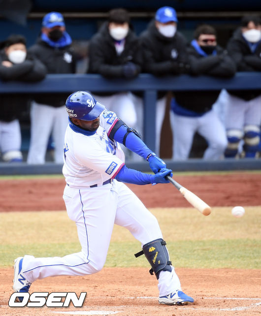 4회말 1사 삼성 피렐라가 2루타를 때려내고 있다. /cej@osen.co.kr