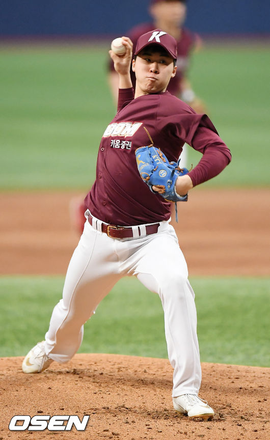 키움 장재영이 마운드 위에서 힘차게 공을 뿌리고 있다. /rumi@osen.co.kr