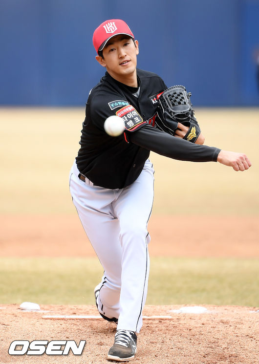 1회말 KT 선발 고영표가 공을 던지고 있다. /cej@osen.co.kr