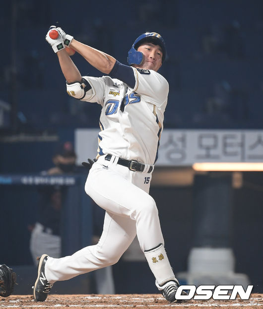 8일 오후 창원시 마산회원구 창원NC파크에서 KBO리그 NC 다이노스와 롯데자이언츠의 경기가 진행됐다.8회말 1사 1루 NC 도태훈이 파울을 날리고 있다.  / soul1014@osen.co.kr