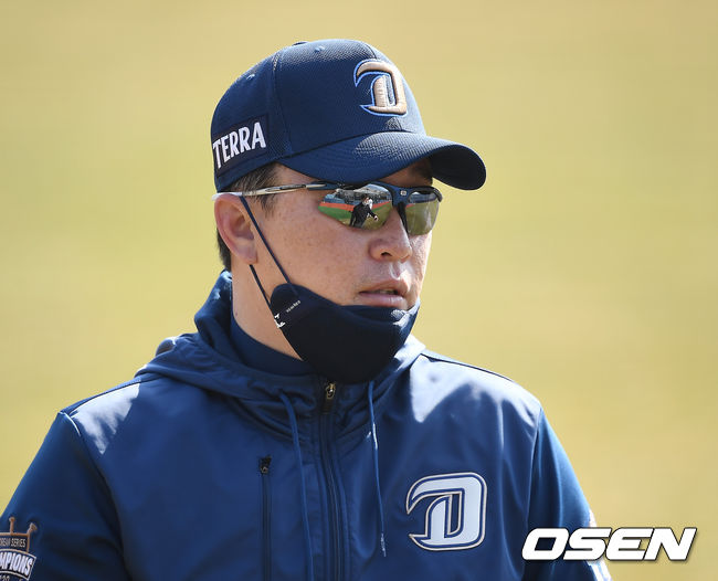 21일 NC 다이노스가 창원 마산야구장에서 2021 스프링캠프 훈련을 가졌다.이동욱 감독이 훈련을 지켜보고 있다. /youngrae@osen.co.kr