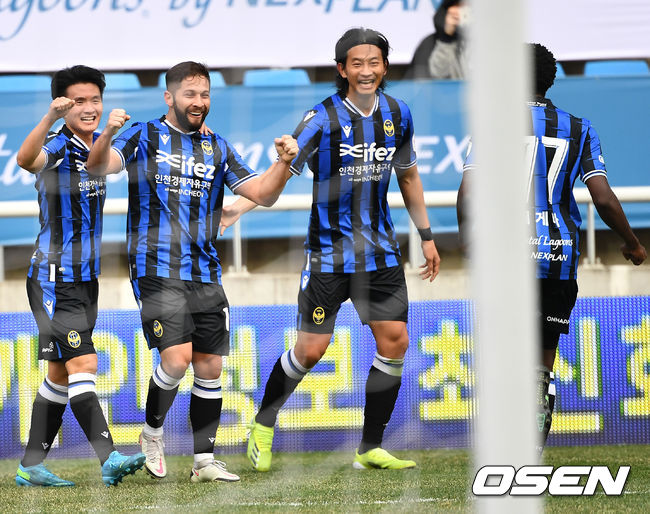 전반 인천 아길라르가 다시 앞서가는 팀 두 번째 골을 작렬시킨 뒤 동료들과 기뻐하고 있다. / dreamer@osen.co.kr