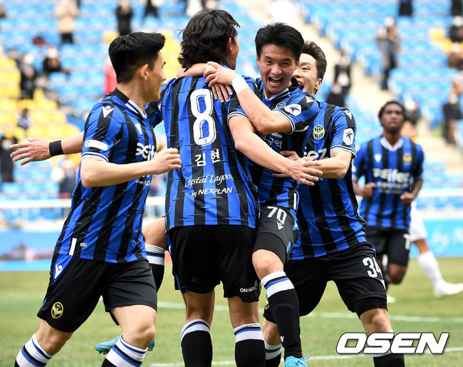 전반 인천 구본철이 선제골을 작렬시키고 김현을 비롯한 동료들과  기뻐하고 있다. / dreamer@osen.co.kr