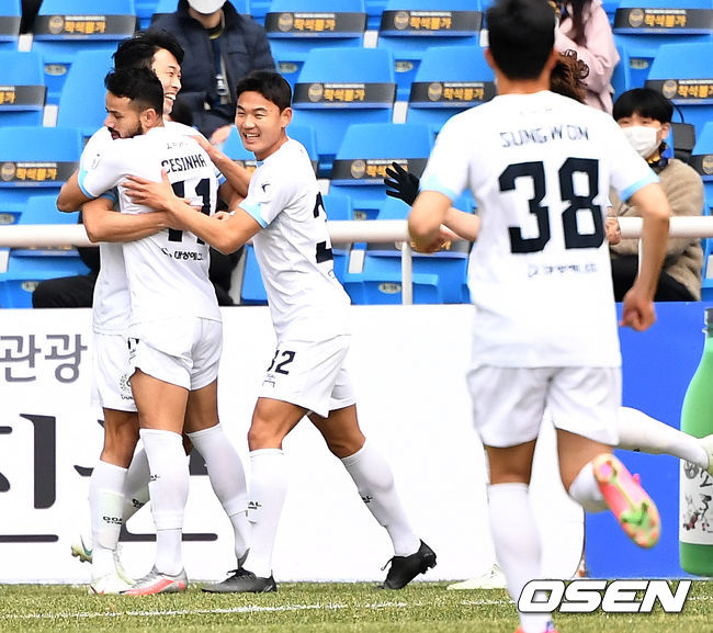 6일 오후 인천 축구전용경기장에서 ‘하나원큐 K리그1 2021’ 인천 유나이티드와 대구FC의 경기가 열렸다.전반 대구FC 김진혁이 동점골을 작렬시키고 세징야를 비롯한 동료들과 기뻐하고 있다. / dreamer@osen.co.kr