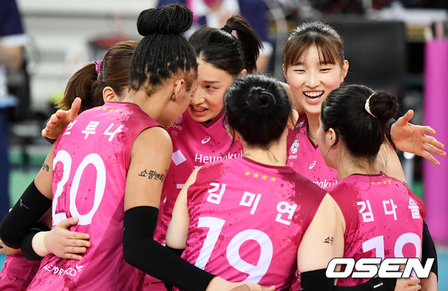 4세트 흥국생명 김연경이 동료선수들과 득점에 기뻐하고 있다. /jpenws@osen.co.kr