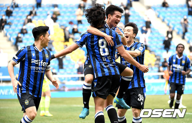 전반 인천 구본철이 선제골을 작렬시키고 김현을 비롯한 동료들과  기뻐하고 있다. / dreamer@osen.co.kr
