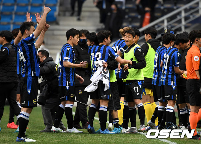 승리를 거둔 인천 선수들이 인사를 나누고 있다. / dreamer@osen.co.kr