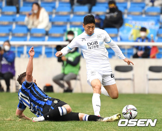 6일 오후 인천 축구전용경기장에서 ‘하나원큐 K리그1 2021’ 인천 유나이티드와 대구FC의 경기가 열렸다.후반 대구FC 이근호의 돌파를 인천 아길라르가 태클로 저지하고 있다. / dreamer@osen.co.kr