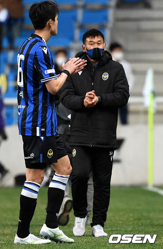 승리를 거둔 인천 조성환 감독이 선수들을 맞이하고 있다. / dreamer@osen.co.kr