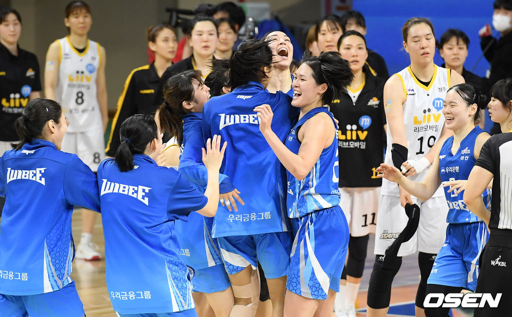 KB와 맞재결서 승리하면서 시즌 1위로 도약한 우리은행