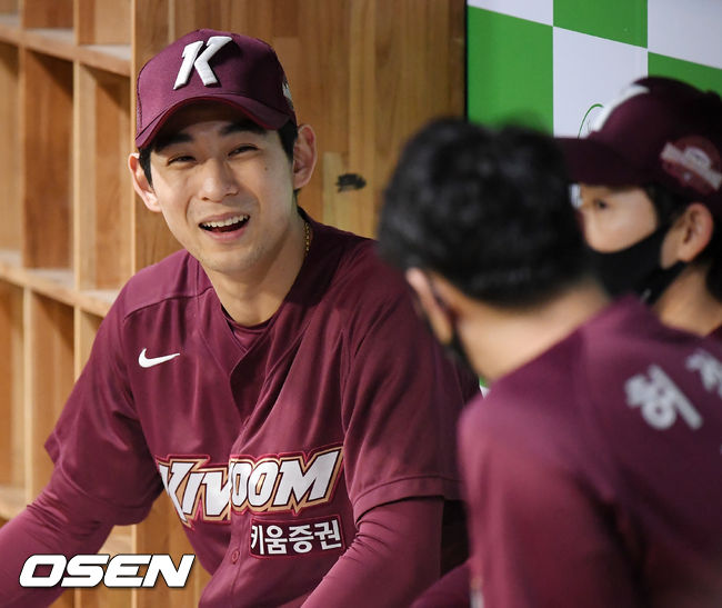 키움 이정후가 휴식시간에 덕아웃에서 허정협, 이용규와 즐겁게 얘기를 나누고 있다. /rumi@osen.co.kr