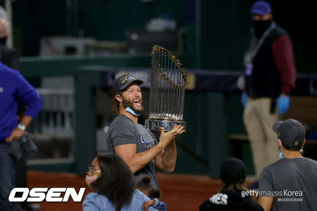 [사진] 월드시리즈 우승 트로피를 든 커쇼 /ⓒGettyimages(무단전재 및 재배포 금지)