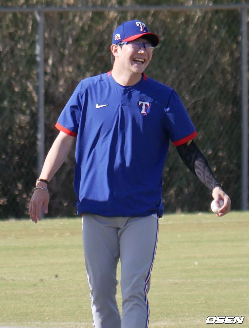 [OSEN=서프라이즈(미 애리조나주), 이사부 통신원]  텍사스의 양현종이 시범경기 등판을 하루 앞둔 7일(한국시간)  미국 애리조나주 서프라이즈의 캠프에서 훈련 도중 환하게 웃고 있다.  /lsboo@osen.co.kr