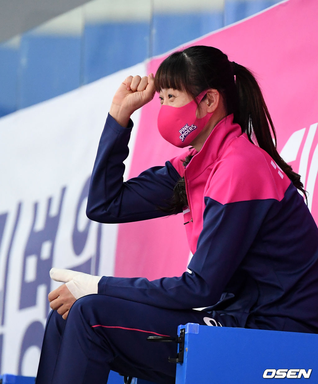 손가락 부상으로 시즌 아웃된 흥국생명 김세영이 관중석에 경기를 지켜보며 응원을 하고 있다. /jpenws@osen.co.kr