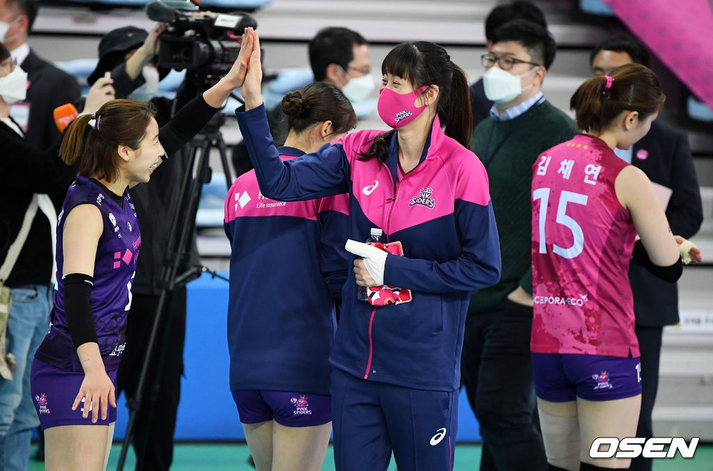 경기를 마치고 흥국생명 김세영이 동료선수들과 승리를 기뻐하고 있다. /jpenws@osen.co.kr