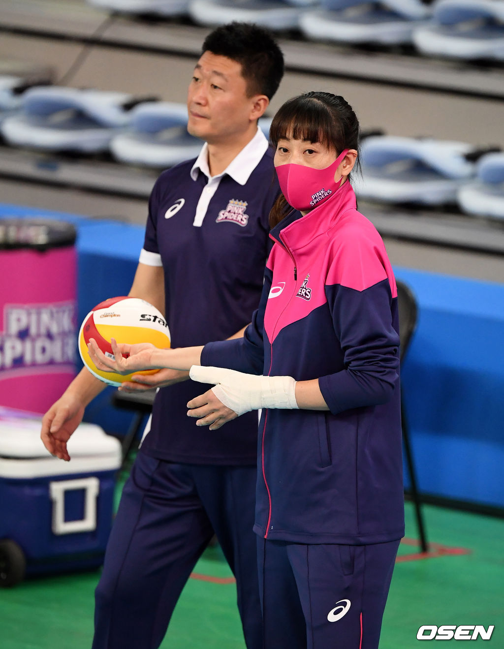 경기에 앞서 손가락 부상으로 시즌 아웃이 된 흥국생명 김세영이 훈련을 돕고 있다. /jpenws@osen.co.kr