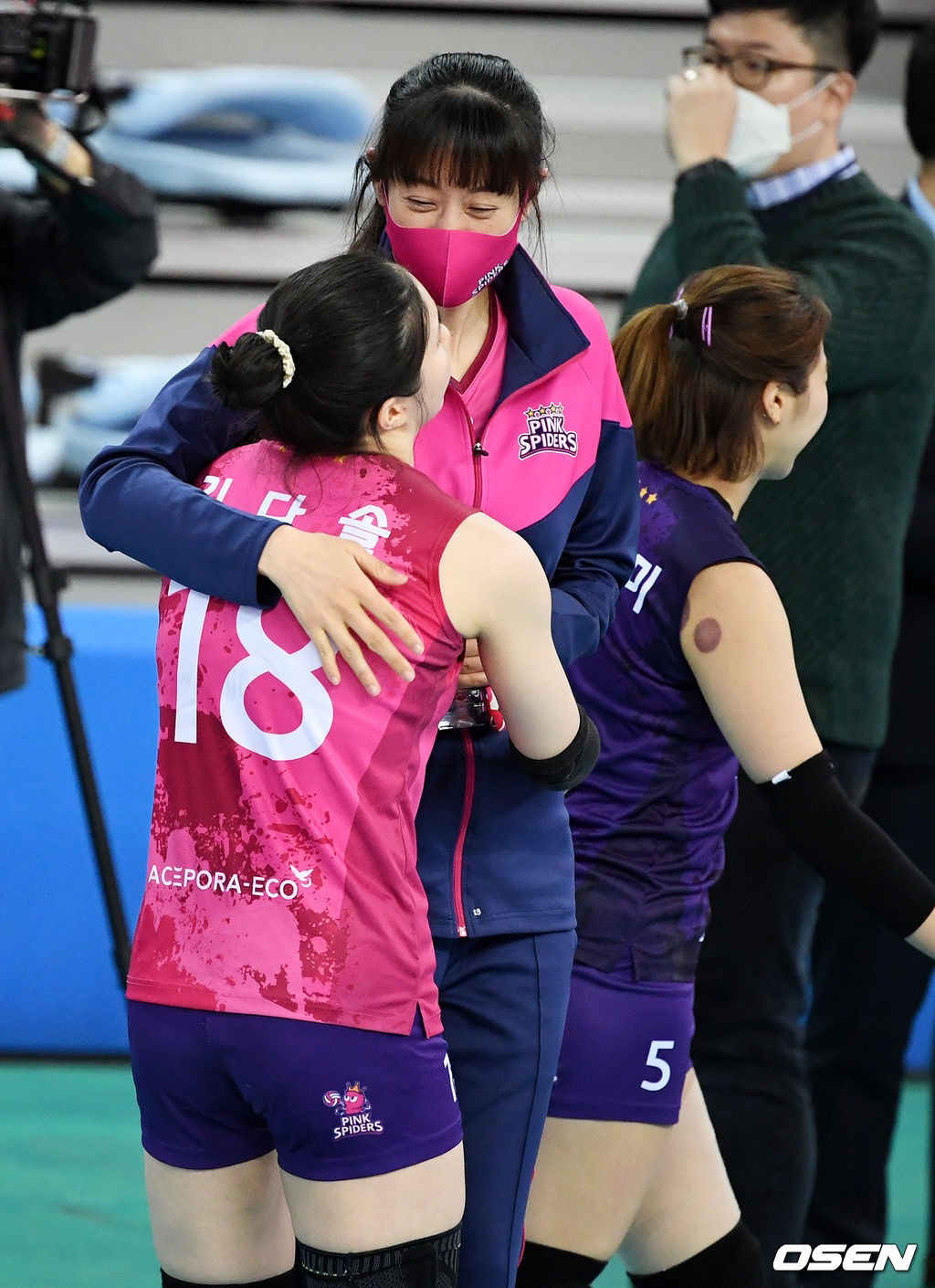 경기를 마치고 부상으로 시즌 아웃된 흥국생명 김세영이 김다솔과 기뻐하고 있다. /jpenws@osen.co.kr