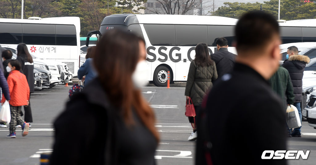 SSG 랜더스가 6일 오후 제주 스프링캠프를 마치고 김포공항에 도착했다. SSG 랜더스 선수들은 새 구단 이름의 버스를 타고 인천구장으로 이동했다.지난 5일 신세계 그룹은 새로운 팀 명을 발표하면서 인천국제공항처럼 인천하면 누구나 떠올릴 수 있는 상징적인 이름, 랜더스 중심으로 팀, 팬, 지역이 ‘야구로 하나 되는 공동체’를 조성할 수 있어야 한다는 점을 고려했다고 밝혔다.사진은 선수들을 맞이하기 위해 대기 중인 SSG 구단 버스. / dreamer@osen.co.kr