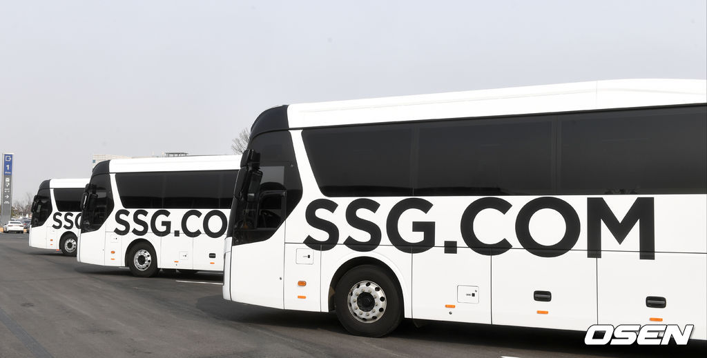 사진은 공항을 SSG 랜더스 선수들을 맞이하기 위해 대기중인 구단 버스의 모습. / dreamer@osen.co.kr