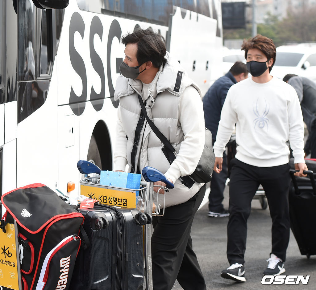SSG 최정과 김성현이 버스에 오르고 있다. / dreamer@osen.co.kr