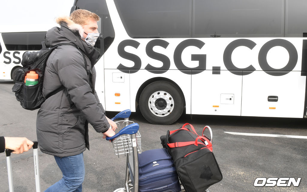 SSG 외국인투수 아티 르위키가 버스에 오르고 있다. / dreamer@osen.co.kr