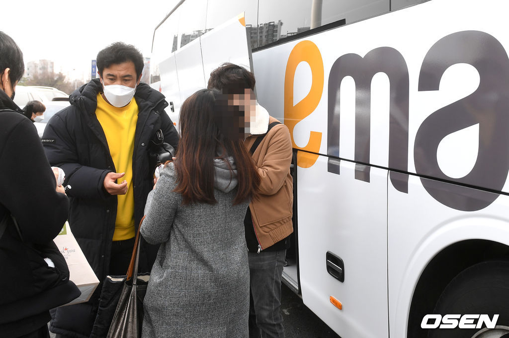 SSG 김강민이 팬들에게 사인을 전하고 있다. / dreamer@osen.co.kr