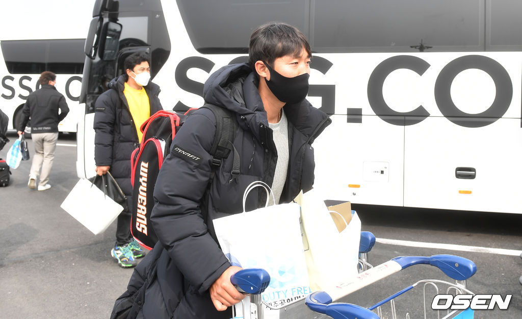 SSG 이흥련과 김강민 등이 버스에 오르고 있다. / dreamer@osen.co.kr