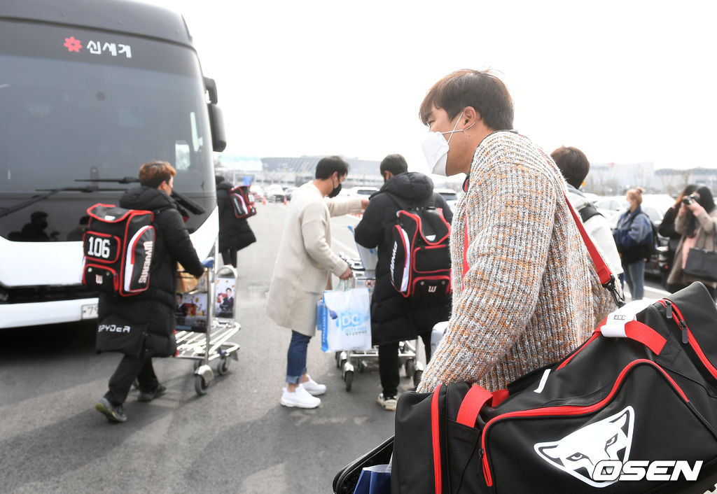 SSG 선수들이 버스에 오르고 있다. / dreamer@osen.co.kr