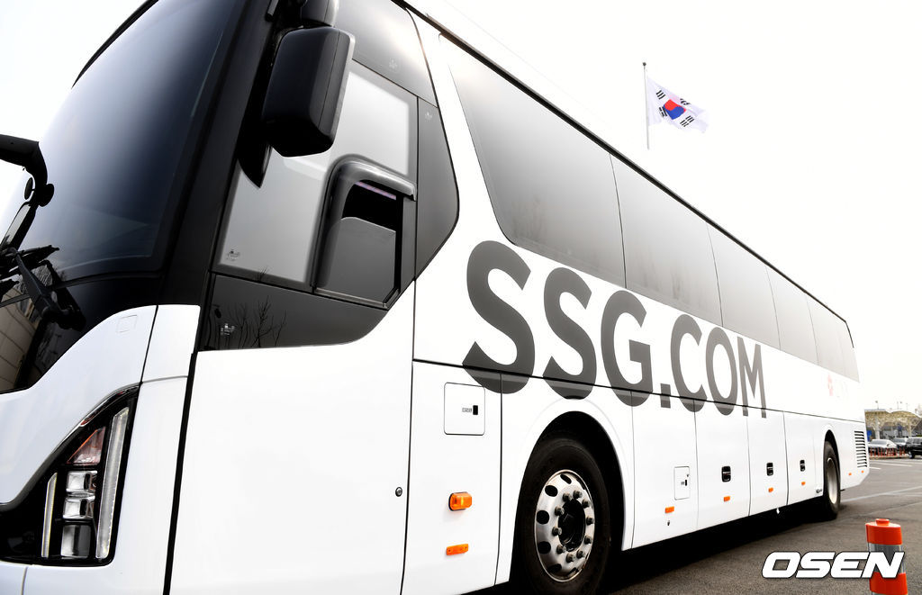 SSG 선수들을 태운 구단 버스가 인천구장으로 출발하고 있다. / dreamer@osen.co.kr