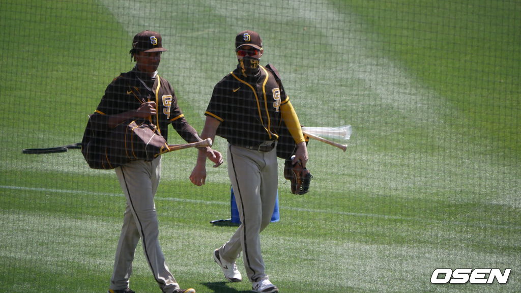 [OSEN=글렌데일(미 애리조나주), 이사부 통신원] 샌디에이고의 김하성(오른쪽)이 7일(한국시간) 미국 애리조나주 글렌데일의 캐멀백 랜치에서 벌어진 LA 다저스와의 시범 경기를 위해 CJ 아브람스와 함께 대화를 나누며 덕아웃으로 향하고 있다. /lsboo@osen.co.kr