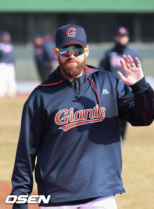 훈련 앞서 롯데 스트레일리가 취재진을 향해 손짓하고 있다. / soul1014@osen.co.kr