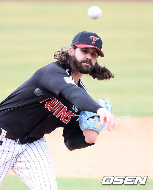 경기 전 LG 켈리가 라이브 피칭을 하고 있다. /cej@osen.co.kr