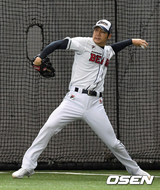 두산 베어스가 15일 경기 이천 두산베어스파크에서 스프링캠프를 열고 훈련을 진행했다.두산 장원준이 캐치볼을 하고 있다. /sunday@osen.co.kr