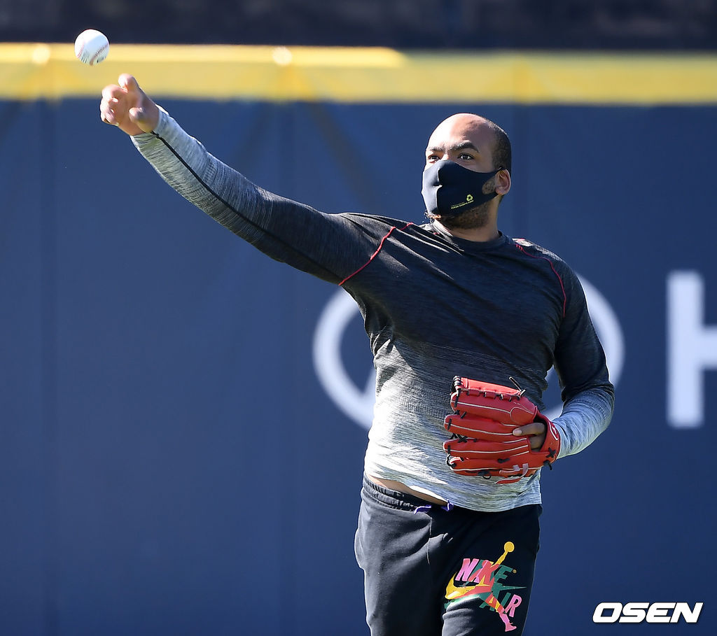KT 위즈 데스파이네가 가볍게 몸을 풀고 있다. /youngrae@osen.co.kr