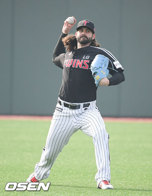 LG 켈리가 롱토스를 하고 있다. / soul1014@osen.co.kr