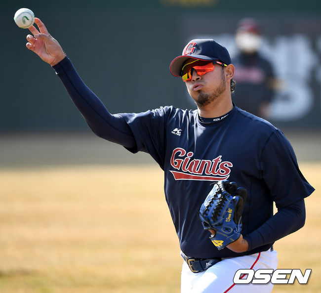 롯데 새 외국인투수 프랑코가 캐치볼로 몸을 풀고 있다. / dreamer@osen.co.kr